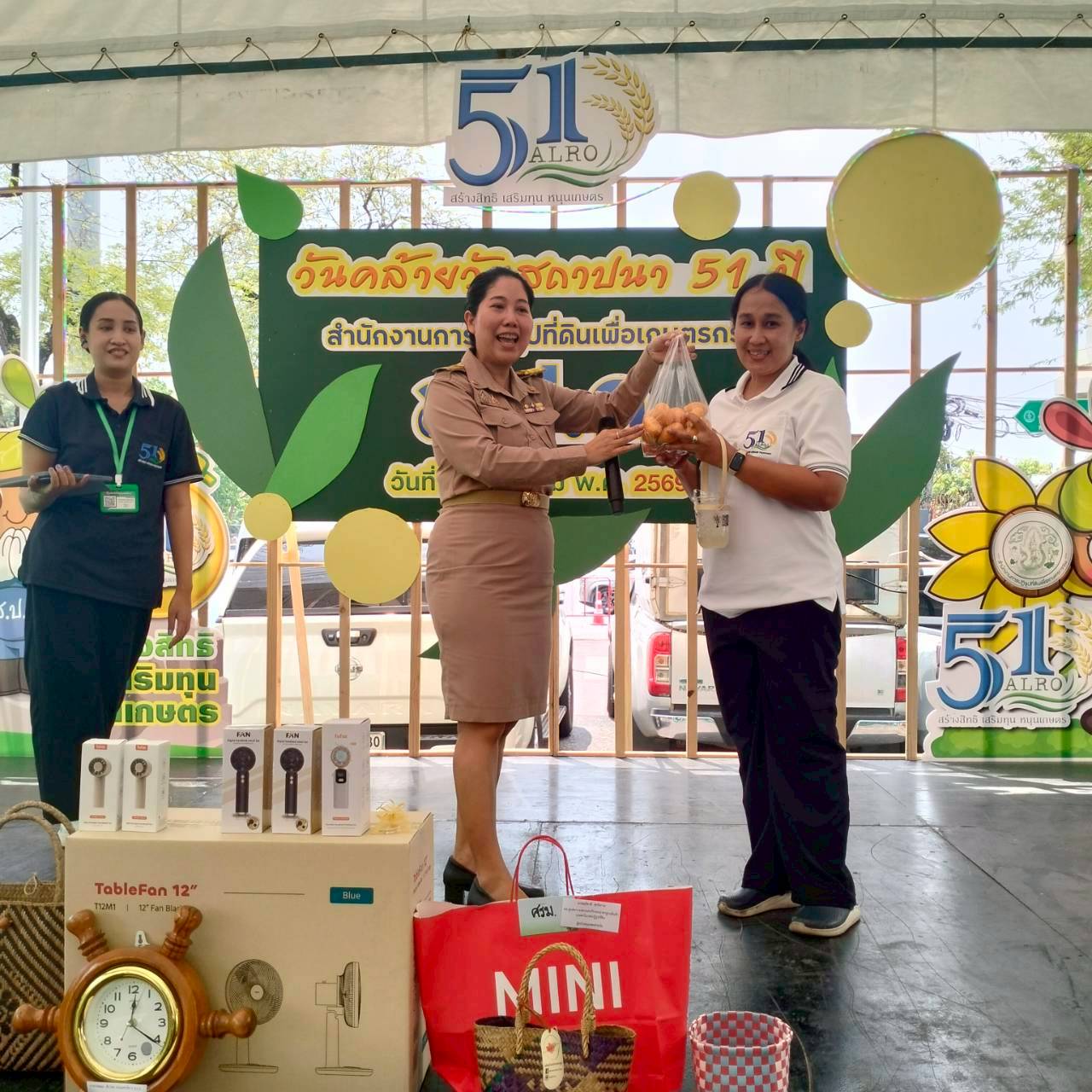 title - คณะทำงานฝ่ายติดตามประเมินผลการจัดงาน วันคล้ายวันสถาปนาสำนักงานการปฏิรูปที่ดินเพื่อเกษตรกรรม (ส.ป.ก.) ครบรอบ 51 ปี เปิดตั้งจุดให้ผู้ร่วมงานได้ร่วมสนุก เล่นเกมส์ และตอบแบบประเมินผลการจัดงาน ผ่านระบบออนไลน์